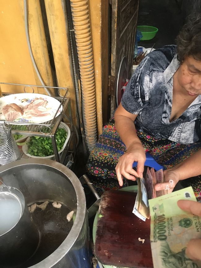 メニューも無いし幾らか分からない。。。<br />とりあえず100000ドン。<br />おつり70000ドン　道端フォー150円。