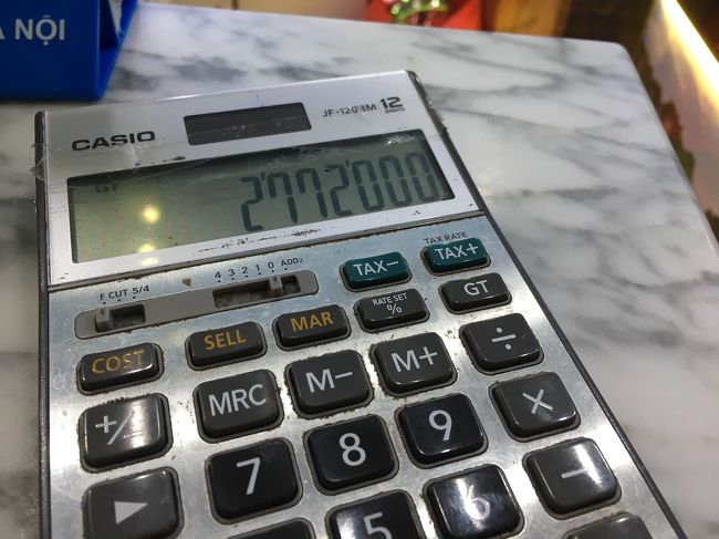 そして夜遅くハノイ着。空港で2772000ドンに換金。確かに50万ドンを4枚ここで受け取った。この後タクシーでトラブル。<br />料金5万ドンを50万ドンと請求され　私の50万ドンをスッておきながらさらに50万ドンを要求して来た卑しいベトナム人ドライバー。<br />そうゆうの許せないから！！！<br /><br />50万ドンの訳ないやろーボケーあんた盗人やんーーーちゅーか強盗！！！私のお金スッたやろーー返せーー！！警察呼べーーー！！！　と怒り狂いながらスマホで写真撮って撃退。。。。結果　私の方が無賃乗車したという。。。<br />タクシーあるあるだねーー<br />タクシーって後ろにいる客の方が有利だから。。。<br />
