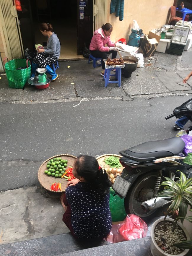 そんなホテルの前は路上市場