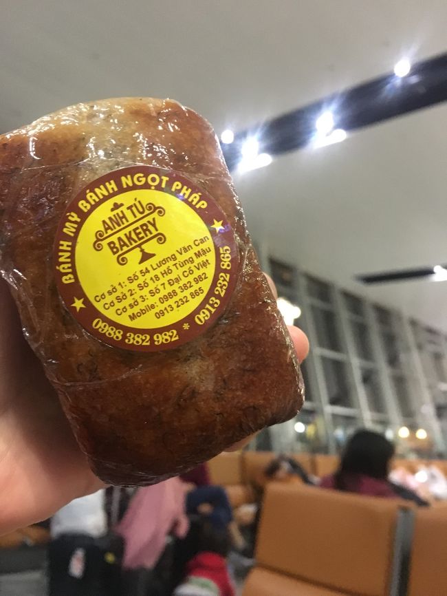 さぁー関空へ帰るとするかーー<br />1：40のベトジェットエア　空港でカウントダウンの花火も見れて感無量。<br />ハノイの花火はすごかった。1か所じゃなく360度全部で花火が上がってた。<br />旅の締めにバナナケーキと花火。ああ楽しかった！！！