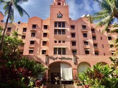 『ロイヤル ハワイアン ホテル（Royal Hawaiian Hotel）』
■住所:2259 Kalakaua Ave.,  Honolulu, HI 96815
■TEL：(808) 931 7098

2017年に創業90周年を迎えたワイキキの老舗ホテルで
「太平洋のピンクパレス」の愛称で人々に愛されてきました。

私もロマンティックなピンクパレスが大好きです♪

一度も泊まったことはありませんが（苦笑）