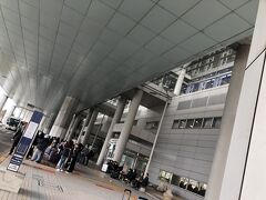 福岡空港の国際線ターミナルは初めてです。小倉行きのバス停はどこかしら？