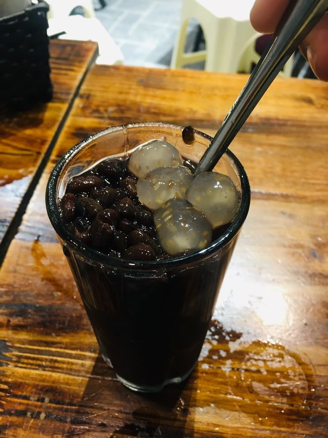 閑散とした旧市街の中　奇跡的に開いてた　チェーボアムア　<br />前回美味しかったので今回も真っ先に来たよ。<br />白ごま入りタピオカの小豆のチェー<br />