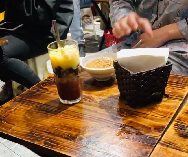 横の人のコレも美味しそう。。<br />翌日トライするもシャッターがビシーっと閉まってた。。。。ので。。。