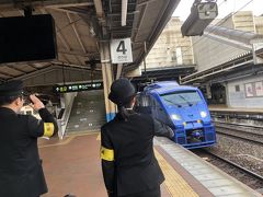 　2020年1月26日（日）今日から３日間は博多で過ごします。
　特急ソニックで、小倉から博多へ移動します。事前に金券ショップで特急乗車券を1450円で購入済み。高速バスだと安いけれど時間が倍かかります。速さをお金で買います。でも新幹線よりは安いです。女性車掌さん、帽子の後ろの折り返しに燕マークあり。敬礼でお迎えするのね。