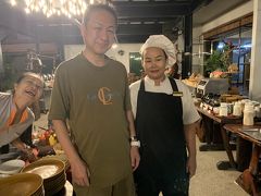 二日目の朝食。料理長のポアさん。
この人が焼く目玉焼きが、絶品です。
後に、変なおばちゃんが割り込んでた（笑）