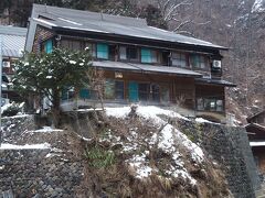 地獄谷野猿公苑の目の前にある後楽館さん。
創業は1864年と野猿公苑ができるはるか前から営業している温泉宿。
宿泊するとお猿さんとの混浴が楽しめるかも？なお宿です。
