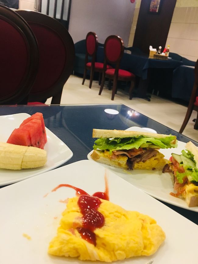 クラブハウスサンドイッチとオムレツの朝食。<br />朝食なのにシェフ自ら挨拶に回って来た。。。<br />このホテルでこれだと 高級ホテルだとどーなるの。。。<br />そういやぁ 昔ハノイでフランス料理食べに行った時　客は私達3人だけ。しかも友達はビーサン！<br />そんな私達にグランドピアノで演奏してくれてたなー。。。 爆笑しながら食べたの思い出したわー<br />不謹慎な日本人だったなー反省