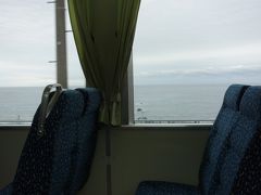 普通列車のほうがのんびりと海を眺められる感じですね。