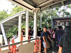 BTS Mo Chit（モーチット）駅

12月07日（土）　　

Mo Chit（モーチット）駅まで来ると
益々人波が増えてきて・・・

