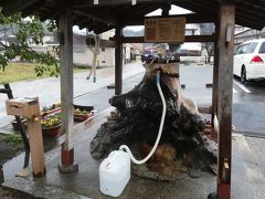 株湯で温泉水を汲んで帰ります。