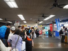 空港についたらまずJTBカウンターへ！
ここで大きな荷物を預ければ、ホテルまで送ってくれます。
ほかにも日本旅行や近畿ツーリストなど、数多くの日系旅行会社のカウンターがありましたが、JTBだけ長蛇の列でした。さすが、JTB！10分ほど並んでお荷物を預けて、送迎バスに乗ります。