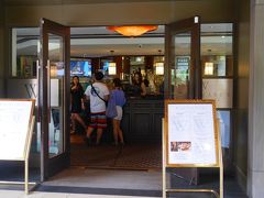 ワイキキの中心地で軽くショッピングしたあとは、ランチにウルフギャングステーキへ。