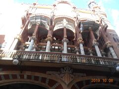 【カタルーニャ音楽堂】へ着きました。
こちらはアントニオ・ガウディの師匠「リュイス・デュメナク・イ・ムンタメー」という建築家によって建てられたコンサートホール。