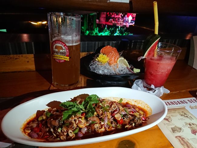 料理はライブ見ながらこれ！当然辛～い<br />(*」>д<)」ォｰｰ!<br />明日はアユタヤ行くのでお腹心配～。