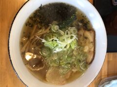 このお店は、週替わりでスープが変わるらしく、
行った日はとんこつスープ。

塩ラーメンを選びました。
しっかり味はあるのに、さっぱりしたスープ。
麺は固めで、美味しい！！

周りの人は味噌食べてました。。
お店のおすすめも味噌らしいですが、
函館だからここはやっぱり塩！！

お腹が破裂するくらい、満腹。