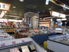1階には日本海の新鮮な魚介類が揃う「能登生鮮市場」。
銘産品、工芸品などを販売する「里山里海百貨店里乃蔵」もあります。
2階は「能登グルメ館」、能登の旬の味覚を存分に楽しめます。　　　　　　　　　　　　　
