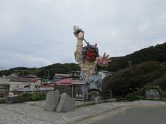 門前のなまはげ立像に来ました。
門前地区にそびえる迫力満点のなまはげ立像。門前にはかつてなまはげが一晩で999段の石段を積み上げたという伝説が残り、伝説にちなんで立像の高さも9.99mだ。