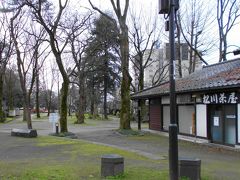 松川に沿って、細長く広がる公園。
春は桜の名所となります。