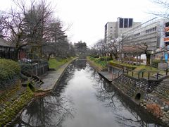 城址公園の北側に流れる松川、遊覧船もあります。
