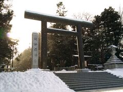 北海道神宮

冬の北海道神宮にお参りするのは初めて。
雪景色の中の大鳥居には神々しさを感じます。