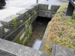 尾山神社前を通る水路は、西内惣構堀の一部です。
現在は細い水路として残っています。