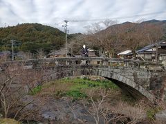 もう一つの史跡、眼鏡橋。
佐賀藩とともに長崎警護を仰せつかった秋月藩は、仲良くなった長崎の職人を連れて来て、この橋を作ってもらったのだそうです。秋月は福岡黒田藩の支藩です。

1956年、福岡県の有形文化財に指定されました。