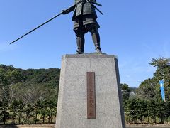 　若宮神社の駐車場にある、長曾我部元親初陣像。これを見に高知まで来たこともあります。かっこいい。あまりにかっこよすぎて、正面からしか写真を撮りませんでした。すっかり忘れてしまいました。
　長曾我部元親22歳での初陣の際に、この若宮神社で必勝を祈願したことを踏まえて、1999年にこのような像を設置したとのこと。台座も含めた高さは7ｍ、槍の長さは5.7ｍもあります。
　ただ、これが置かれている場所は、観光ルートからは外れているので、行くのはだいぶ大変でした。途中、とさでん交通バスの運転手が難癖を吹っかけてくるなど、面倒な目にあいましたので、再び行きたいところではないですね。最後は、愚痴になってすいません。

　以上で、高知市内観光の前編が終わりまして、次は高知城へ行く後編もありますので、良かったらご覧ください。ご覧いただきまして、大変ありがとうございます。
