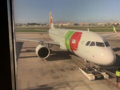 リスボン空港到着。これからスペインに向かう飛行機、ポルトガル航空。
ここではバックパック を預けて、リュックだけ持ち込むことにした。リスボンで買ったピリピリソースが液体の容量超えしてるからもう機内持ち込み出来ないので。
