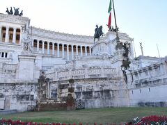 カピトリーニ美術館の後は、コロッセオとフォロ・ロマーノを見学してきたパパたちヴィットーリオ・エマヌエーレ2世記念堂で合流です。
この建物は、ローマ市街の中心であるヴェネチア広場にそびえ、幅135メートル、高さは70メートルもの大きさを誇ります。
何度もこの前のロータリーをバスで通りましたが、足を踏み入れるのは初めてです。