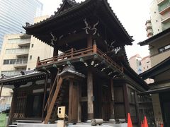今回の仕事で来たビル近くにあった称名寺。

ビルの間に挟まれているのに、めっちゃ格好いい。

こんな由緒正しそうな寺、東京ならもっと宣伝されてると思う。