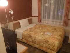 この日は東横インに泊まります。
部屋は安定の東横インのお部屋。シングルルームですが、ベッドはセミダブルサイズのベッドです。