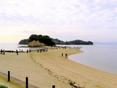 エンジェルロード
干潮時間の前後約3時間、島と島を結ぶ道が現れるのですが、これが「天使の散歩道」とも呼ばれ、大切な人と手をつないで渡ると願いか叶うと言われているのだとか。（歩いて渡ることができるのは干潮時刻の前後約2時間）

この日の干潮時間は7：32。オーキドホテルからも近かったので、小豆島最初の観光地としてはベストのタイミングでした。ただ、9時前に到着しましたが、エンジェルロードの駐車場はすでに混雑していて、人気の高さにビックリ！　