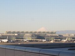 冬の朝は空気が澄んでいて。
ラウンジからも富士山がよく見えていました。
