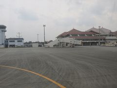 赤瓦の屋根の宮古空港に到着です。