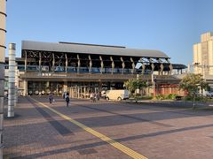 　JR高知駅。駅前は再開発によりスッキリしています。ホームを2階へと上げて、1階は通り抜けられる通路にしたり、路面電車の駅を南側へ、バスターミナルを北側へと集約したり、余ったスペースに観光案内所「とさてらす」を作ったりと、かなり駅前を大規模改装している感じでした。