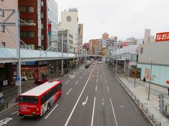 岐阜駅から名鉄岐阜駅方面を見ました。
都内に比べると人が少ない。