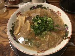 空中径路を往復して、京都拉麺小路に戻って夕飯はラーメンにしました。

色々な地方のラーメン屋さんが集合しているのですが、やっぱり、折角京都に来たんだからと京都のラーメン屋さんのますたにで食べました。チャーシュー麺かな。見た目こってりそうですが、思ったよりあっさりしていました。こってりだったら半分残して夫にあげればいいや～くらいの気持ちだったのですが、ほとんど自分で食べられました(^^)。