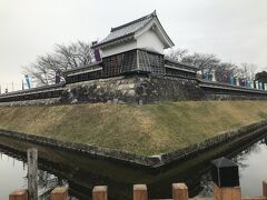 勝竜寺城公園を、外の道路から。