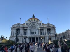 べジャス・アルテス宮殿。
メキシコでも格式の高い大劇場の一つです。