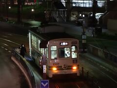 宿まで１ｋｍ
歩けない距離じゃないけど、今日はこれに乗って帰ると決めている

熊本市電
中か後ろのドアから乗って、前のドアから降りる
降りる時タッチ（ＳＵＩＣＡ・ＰＡＳＭＯ可）です
http://www.kotsu-kumamoto.jp/one_html3/pub/default.aspx?c_id=7


