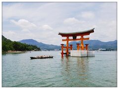 厳島神社
大鳥居
テンション上がるッ！
修理工事が始まったばっかりで、足元に囲いがあったけど、これはこれで貴重な光景ですね(^^)