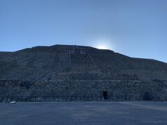 太陽のピラミッド。
高さは65m、底辺の1辺は225m、テオティワカン最大の建築物。
ピラミッドとしては世界で3番目の大きさ。