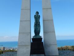 宗谷岬公園にある氷雪の門です。
乙女の像が中央にあります。日本の終戦宣言の後にサハリンにいた電話交換手の女性9人がロシア軍の襲撃により、自決したという悲しい実話があります。