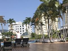 ホテルに帰ってきてそのままホテルのプールに向かいます。

ホテルのプールに入るところにタオルの棚があるのでそこから自由に借りられるみたい。

プールの深さは150センチ位かな、結構深い。

ここでも私は泳ぎまくる。

泳げるようになった楽しさをかみしめる感じ！！

あー気持ちい！！