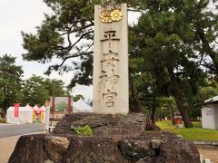 中央を守護する平安神宮は、1895年に桓武天皇の平安遷都1100年祭を記念して創建されました。
社殿は平安京の政庁の中心であった朝堂院の形式を約二分の一に縮少して復元したものです。