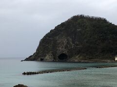 途中、竹野辺りで淀洞門に遭遇。

自然にできた穴らしく、感心していたら、
