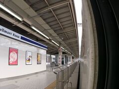 三島到着。通過待ちで6分停車。

お、目の前に売店！！