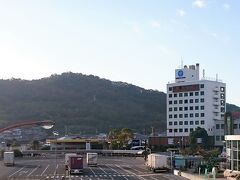 おかげで小豆島（土庄港）には8：15に到着
とりあえずこの日宿泊する、港の目の前のオーキドホテルに向かいます。レンタカーはホテルへ9：30に配車してもらうようお願いしていましたが、電話をしたら「もう配車してあるので大丈夫ですよ」とのことで、これまた予定より早く観光に出発できました（＾＾）
エンジェルレンタカーさん、ありがと～！