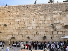 「嘆きの門」
イスラエルと言えば真っ先に思い出されるのが、この光景ですね!(^^)!　実際に見ても壁は高く、高さは21mです。

かつてここにはユダヤ教の神殿があり、ローマ軍に破壊されたけど、この壁だけが無事に残りました。その後ユダヤ人は年に一回だけ許可され、ここで祈るようになります。